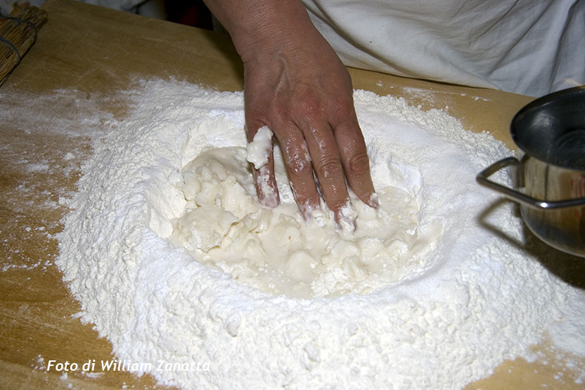 PREPARANDO LA PIADINA ROMAGNOLA, DALLA FERNANDA, Carpinello