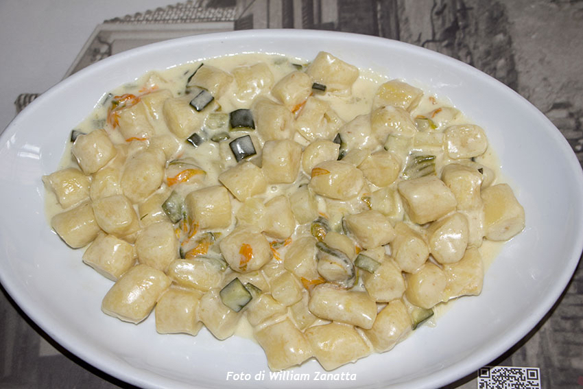 GNOCCHI DI PATATE GIALLE DI GEMMANO CON FIORI DI ZUCCA, PATATE E ZUCCHINI, OSTERIA DE BORGO, RIMINI