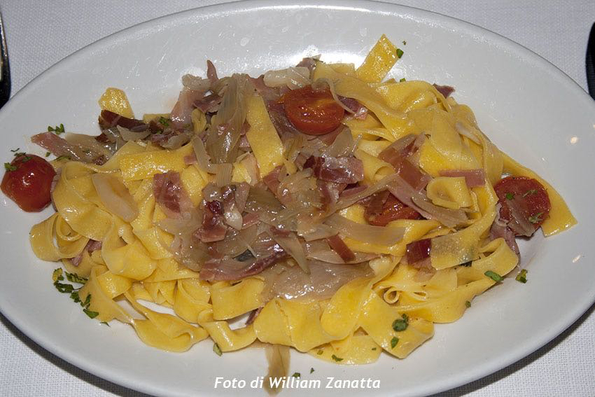 TAGLIATELLE ALLA SCALOGNO (CON PROSCIUTTO CRUDO E POMODORINI) RISTORANTE CASA DELLE AIE, CERVIA