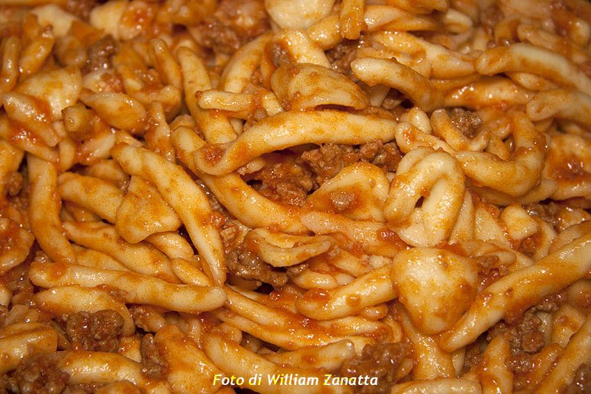 STROZZAPRETI AL RAGU' ALLA BOLOGNESE / BASILICA DI SANTO STEFANO