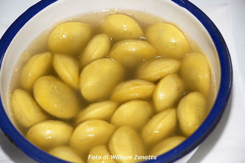 ANOLINI IN BRODO DI TERZA, HOSTERIA DEL MAIALE E DEL CULATELLO, POLESINE PARMENSE