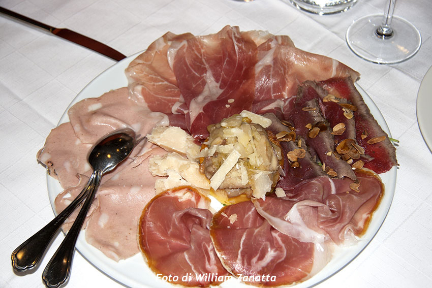 ANTIPASTO DEL GHIOTTONE (Prosciutto di Parma, Mortadella, Tortino di Parmigiano ai funghi Porcini, Bocconcini di Parmigiano, Carpaccio di Fiorentina con mandorle tostate) / TRATTORIA DEL GHIOTTONE // BOLOGNA / BOLOGNA città metropolitana / EMILIA-ROMAGNA regione / ITALIA