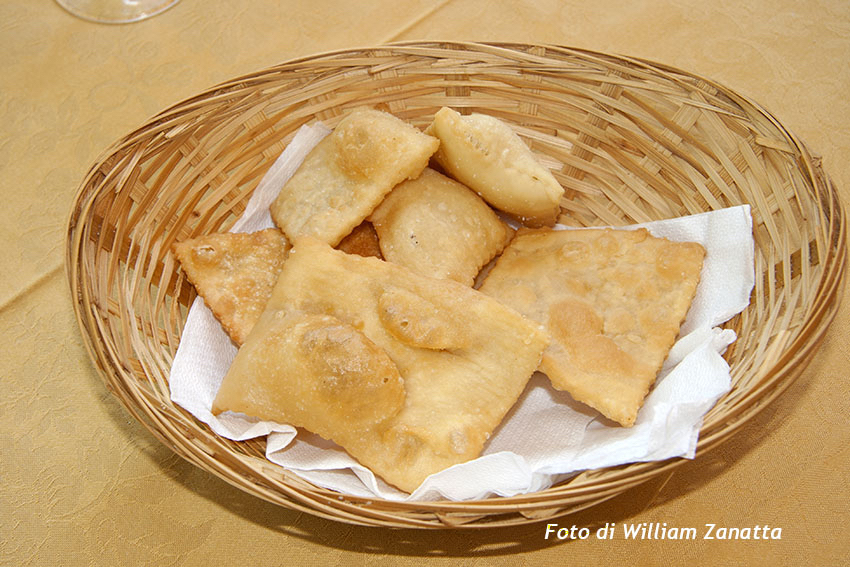 GNOCCHI FRITTI // GRAZZANO VISCONTI frazione di VIGOLZONE / PIACENZA provincia / EMILIA-ROMAGNA regione / ITALIA